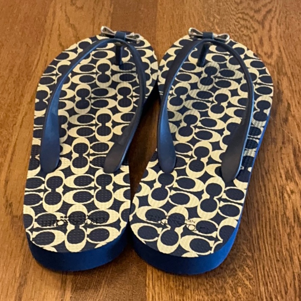 Woman’s Coach navy/tan flip flop. Size 6. Metal silver bow on front.New! So cute - Picture 3 of 6
